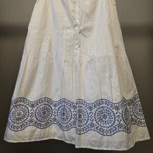 Beautiful, Flow Skirt - Ann Taylor Loft White Skirt with Blue Embroidery Size 2